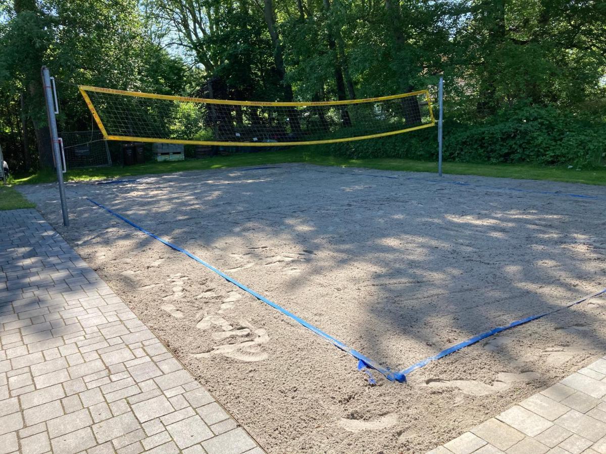 Ferienhaeuser Boddenstrand Wiek auf Rügen Buitenkant foto